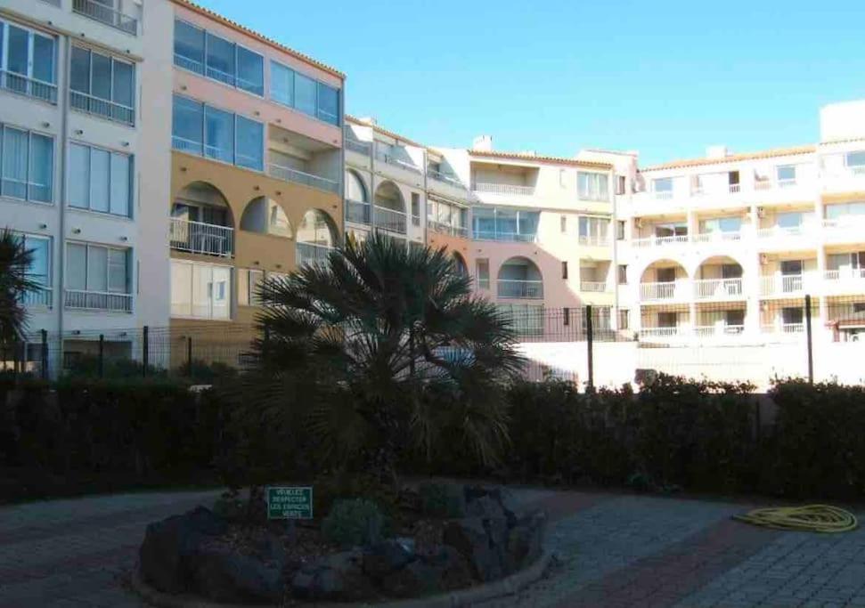 Richelieu Poolside Retreat: Beachfront Apartment for Six Agde Exterior photo