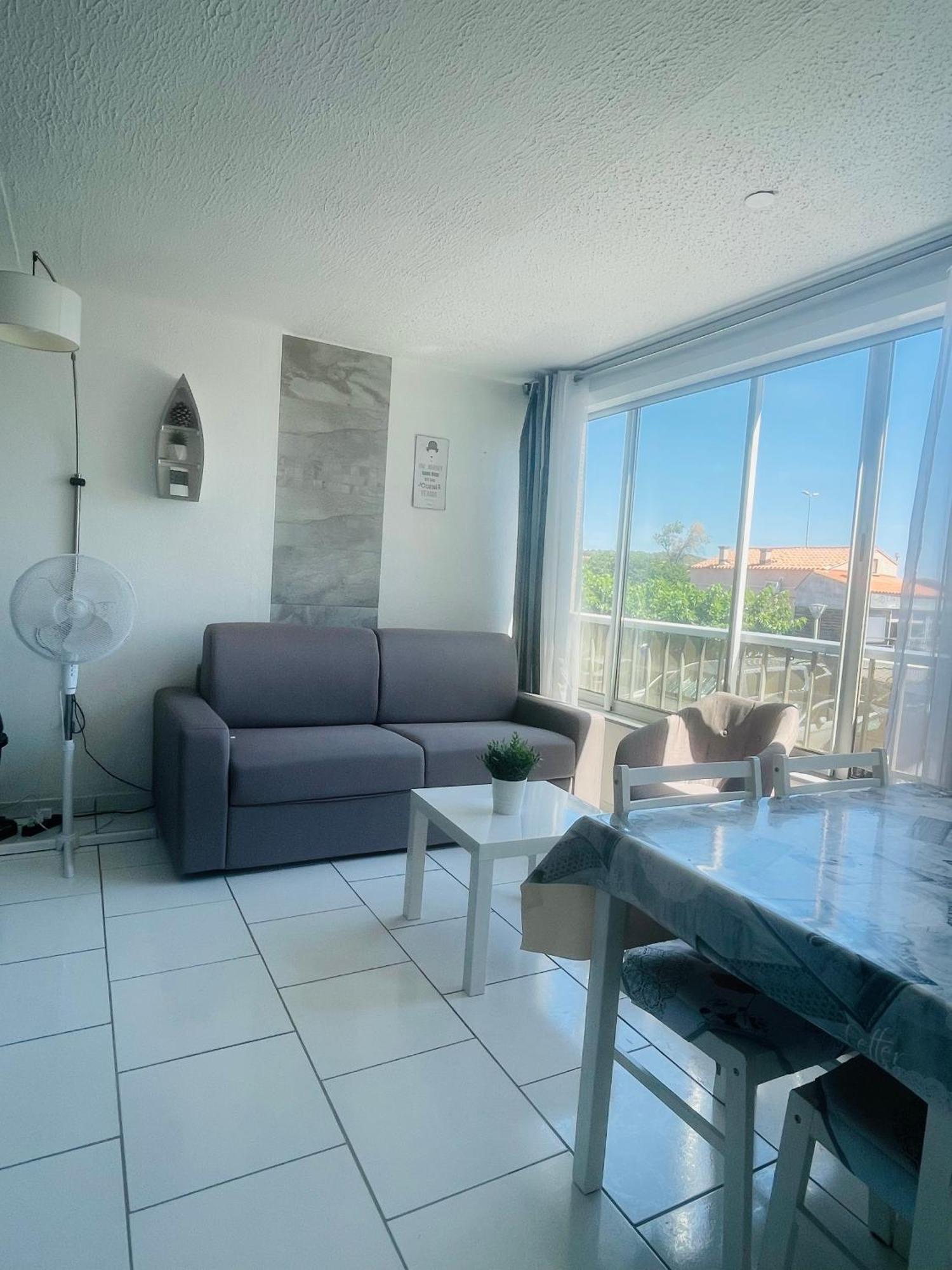 Richelieu Poolside Retreat: Beachfront Apartment for Six Agde Exterior photo